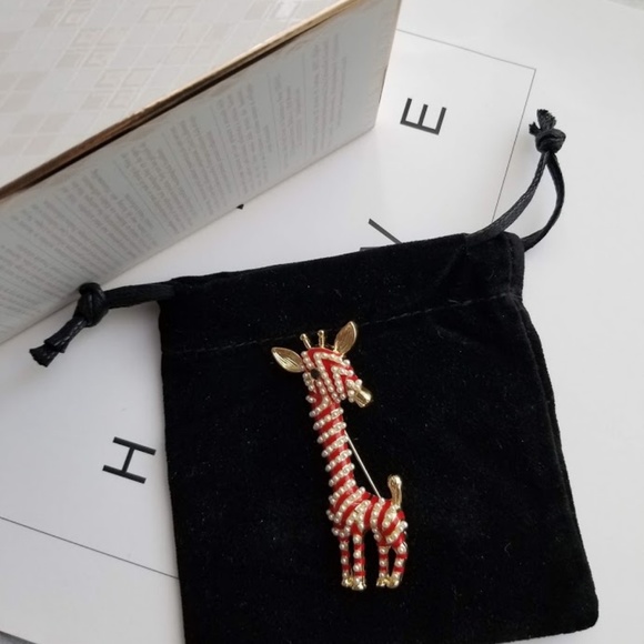 🛑Little Giraffe Brooch $29 - Picture 3 of 4
